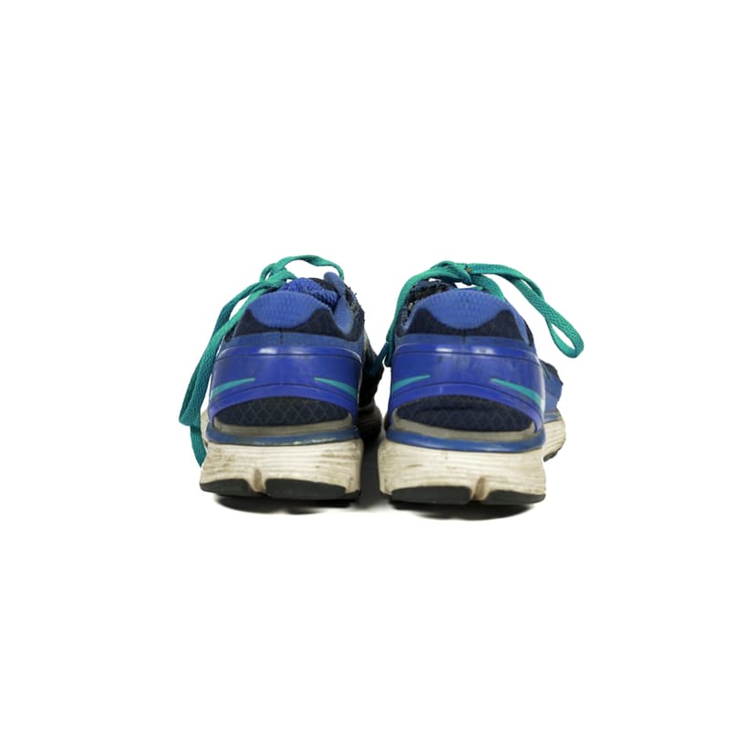 Blaue Sneaker